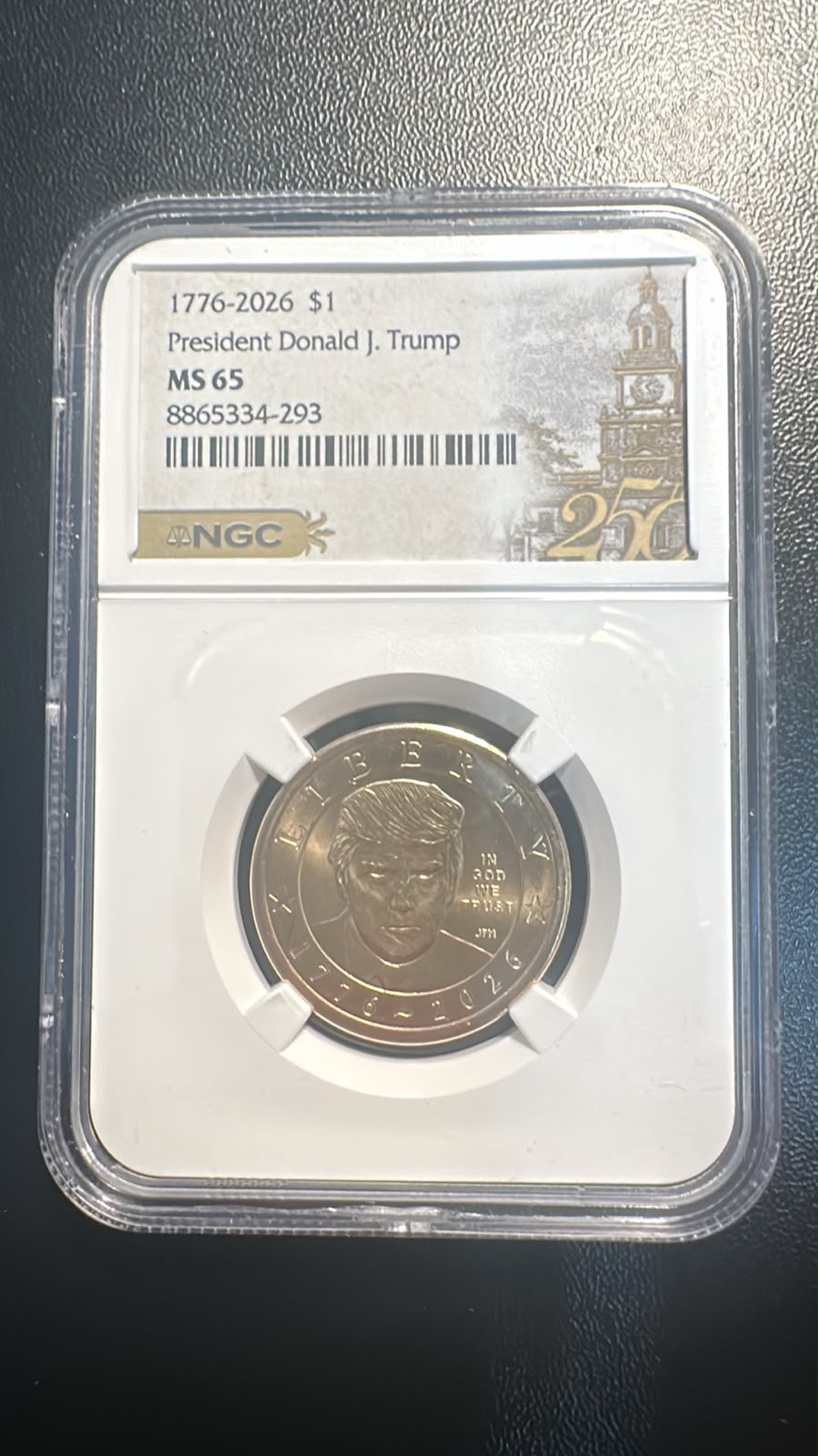 ארה״ב 2026 – דולר Donald J. Trump לציון 250 שנה לעצמאות, NGC MS65 | USA 2026 Donald J. Trump $1 – America 250 – NGC MS65