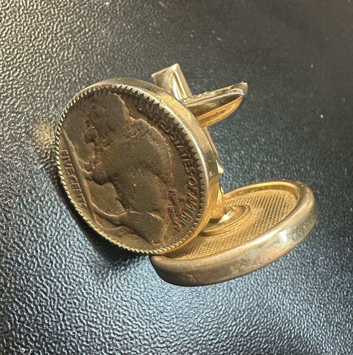 חפתים וינטג׳ ממטבעות Buffalo Nickel אמריקאיים מקוריים – Indian Head / American Bison, מנגנון PAT PEND | Vintage U.S. Buffalo Nickel Coin Cufflinks – Indian Head & American Bison – PAT PEND